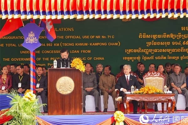 柬埔寨首相洪瑪奈在剪彩儀式上致辭。人民網(wǎng)記者 程是頡攝