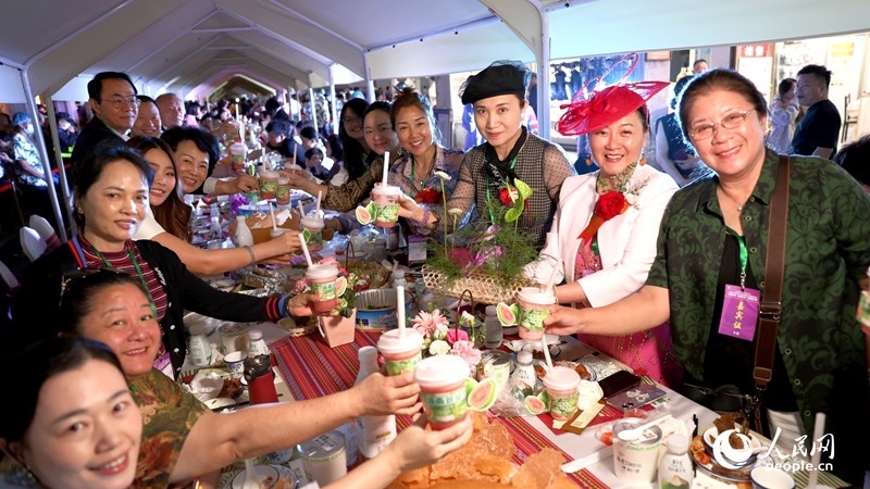 海外華僑在活動現(xiàn)場品嘗“家鄉(xiāng)味”。人民網(wǎng)記者 符武平攝