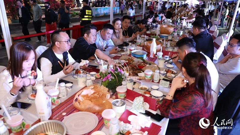 消博會嘉賓沉浸享用長桌宴。人民網(wǎng)記者 符武平攝