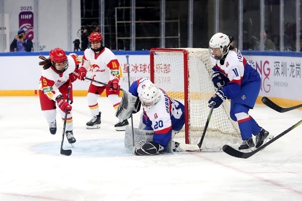 中國隊球員孔明會(左一)射門。圖片來源：中國冰球協(xié)會
