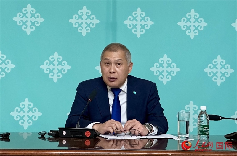 哈薩克斯坦駐華大使沙赫拉特·努雷舍夫在哈駐華大使館舉辦新聞發(fā)布會。人民網(wǎng)阿爾達(dá)克 攝