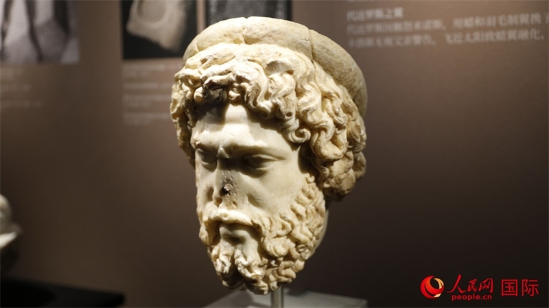 阿斯克勒庇俄斯大理石頭像。4月14日，來自希臘伊拉克利翁考古博物館的文物在故宮博物院展出。（人民網(wǎng) 張澤宇攝）