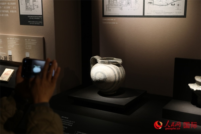 參觀者在拍攝。4月14日，來自希臘伊拉克利翁考古博物館的文物在故宮博物院展出。（人民網(wǎng) 張澤宇攝）