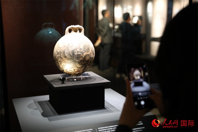 參觀者在拍攝。4月14日，來自希臘伊拉克利翁考古博物館的文物在故宮博物院展出。（人民網(wǎng) 張澤宇攝）