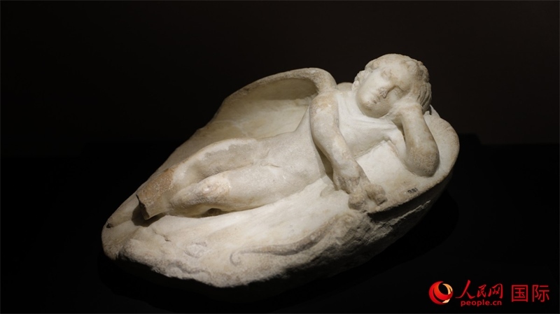 沉睡的厄洛斯大理石浮雕。4月14日，來自希臘伊拉克利翁考古博物館的文物在故宮博物院展出。（人民網(wǎng) 張澤宇攝）