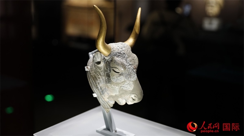 公牛頭型綠泥石來通杯。4月14日，來自希臘伊拉克利翁考古博物館的文物在故宮博物院展出。（人民網(wǎng) 張澤宇攝）