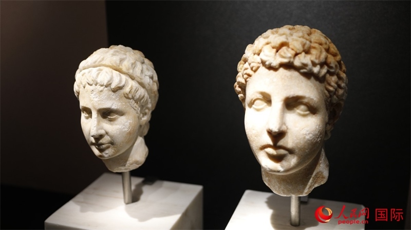 兄弟大理石頭像。4月14日，來自希臘伊拉克利翁考古博物館的文物在故宮博物院展出。（人民網(wǎng) 張澤宇攝）