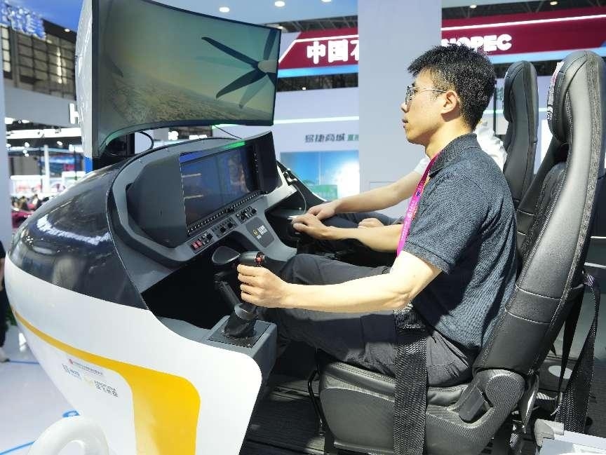 記者體驗(yàn)低空經(jīng)濟(jì)的應(yīng)用消費(fèi)場(chǎng)景。人民網(wǎng)記者 張力洋攝