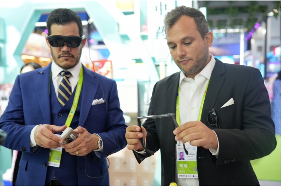觀展嘉賓體驗(yàn)科技消費(fèi)新產(chǎn)品。中國(guó)國(guó)際消費(fèi)品博覽會(huì)組委會(huì)網(wǎng)上新聞中心供圖
