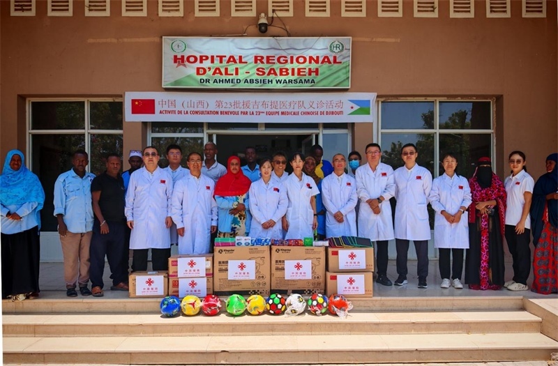 中國（山西）第23批援吉布提醫(yī)療隊在當(dāng)?shù)亻_展義診，并捐贈一批急需藥品。中國（山西）第23批援吉布提醫(yī)療隊供圖