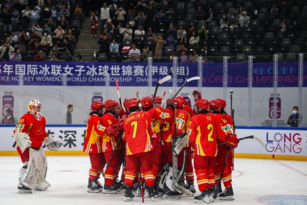 中國隊(duì)球員慶祝勝利。圖片來源：中國冰球協(xié)會(huì)