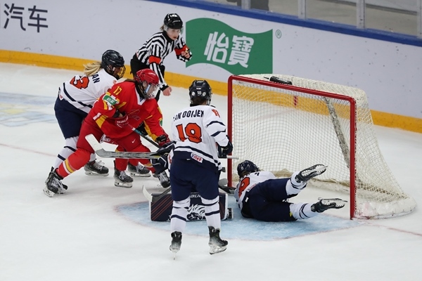 中國隊(duì)球員曲樂(左二)破門得分。圖片來源：中國冰球協(xié)會(huì) 此役中國隊(duì)首發(fā)陣容是詹佳慧、于柏巍、孔明會(huì)、趙啟男、曲樂、方新。比賽進(jìn)行至2分43秒，荷蘭隊(duì)率先取得進(jìn)球，1:0領(lǐng)先。失球后的中國隊(duì)打得更加積極主動(dòng)，多次獲得射門機(jī)會(huì)，但可惜沒有破門得分。 第二節(jié)39分34秒，中國隊(duì)曲樂在王佳欣和孔明會(huì)的助攻下破門，將比分扳平，這也是中國隊(duì)在本屆賽事中取得的首個(gè)進(jìn)球。 末節(jié)43分42秒，荷蘭隊(duì)球員勾人犯規(guī)，被判罰任意球。中國隊(duì)張夢瑩執(zhí)行并打進(jìn)，2:1反超比分。最后階段，荷蘭隊(duì)撤下守門員，場上6人進(jìn)攻但未能進(jìn)球。最終，中國隊(duì)以2:1逆轉(zhuǎn)戰(zhàn)勝對手，取得本屆世錦賽首場勝利。 在昨日進(jìn)行的另外兩場比賽中，奧地利隊(duì)3:2力克斯洛伐克隊(duì)，法國隊(duì)2:1戰(zhàn)勝丹麥隊(duì)。三輪比賽過后，奧地利隊(duì)三戰(zhàn)全勝領(lǐng)跑積分榜，斯洛伐克隊(duì)和法國隊(duì)2勝1負(fù)分列二、三位，丹麥隊(duì)和中國隊(duì)1勝2負(fù)排在四至五位，荷蘭隊(duì)三戰(zhàn)皆負(fù)積分墊底。