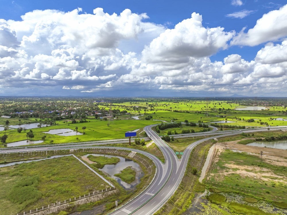 2024年9月25日在柬埔寨磅士卑省拍攝的金港高速公路（無人機(jī)照片）。連接柬埔寨首都金邊和最大深水海港西哈努克港的金港高速公路，是中柬共建“一帶一路”標(biāo)志性項(xiàng)目。