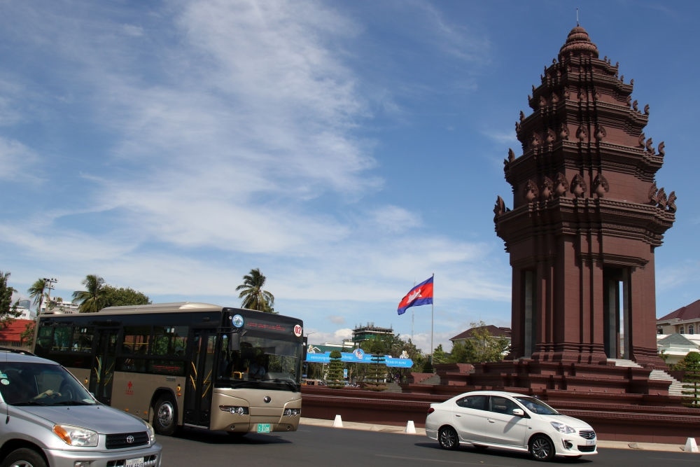 2018年1月5日，在柬埔寨金邊，一輛中國援助的“宇通”公交車經(jīng)過獨(dú)立紀(jì)念碑。