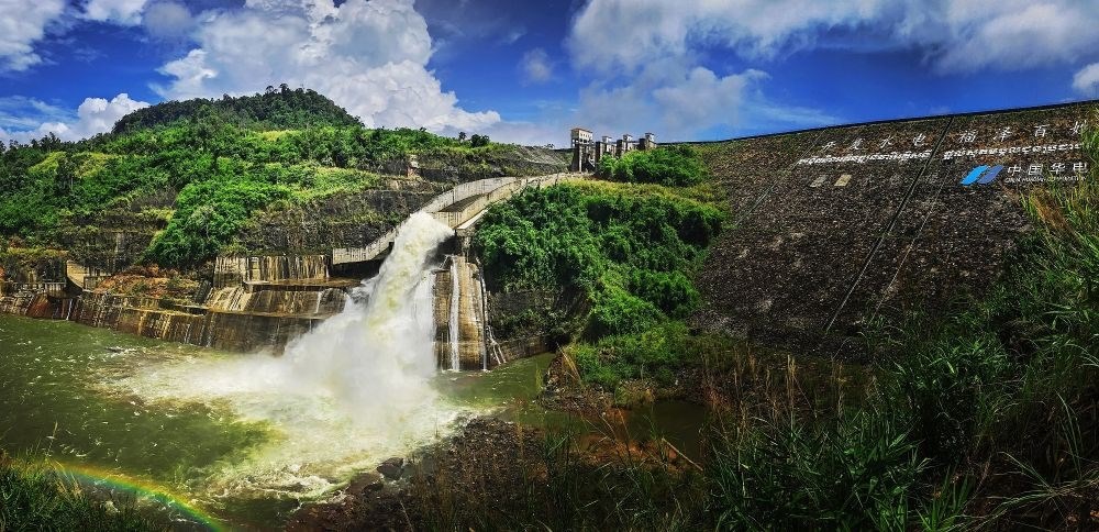 2018年6月22日在柬埔寨戈公省拍攝的中國援柬額勒賽水電站上大壩。