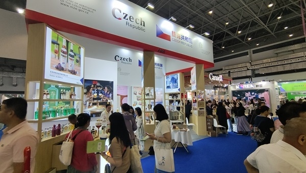 觀(guān)展者在各國(guó)展臺(tái)采購(gòu)、咨詢(xún)。人民網(wǎng)記者 李彤?dāng)z