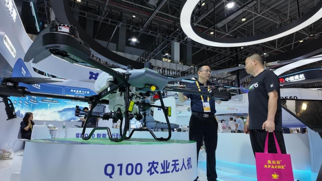 低空經(jīng)濟(jì)展區(qū)展出的農(nóng)業(yè)無(wú)人機(jī)裝備。人民網(wǎng) 歐陽(yáng)易佳攝