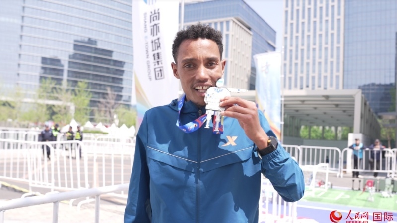 埃塞俄比亞選手圖魯·亞雷德·德梅克獲得本次大賽男子組亞軍。人民網(wǎng)記者 袁蒙攝