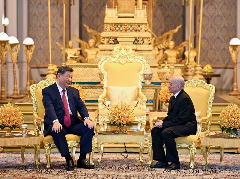 4月17日，柬埔寨國王西哈莫尼同習(xí)近平主席在金邊王宮舉行會(huì)見。