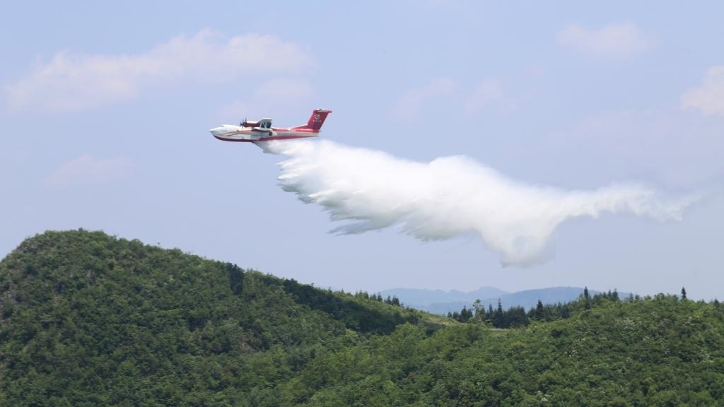 AG600飛機在四川西昌開展典型滅火場景驗證試飛科目（2023年6月攝）。新華社發(fā)（中國航空工業(yè)集團供圖）