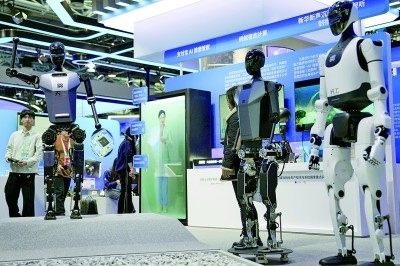3月27日，在中關(guān)村展示中心常設(shè)展上，人形機(jī)器人“天工”向參觀者招手示意。新華社記者 鞠煥宗攝