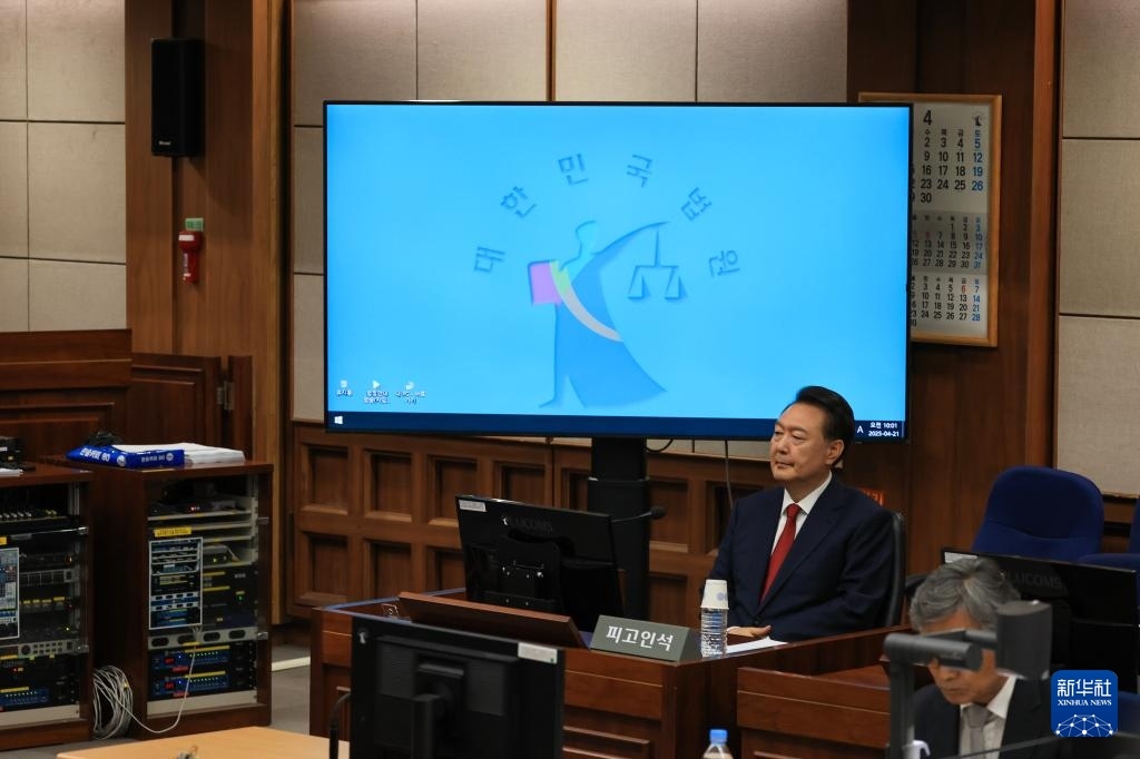 4月21日，尹錫悅在韓國(guó)首爾中央地方法院出席庭審。新華社/紐西斯通訊社