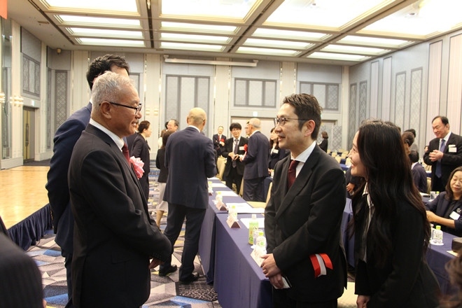 與會嘉賓熱切交流。中國駐福岡總領(lǐng)館供圖