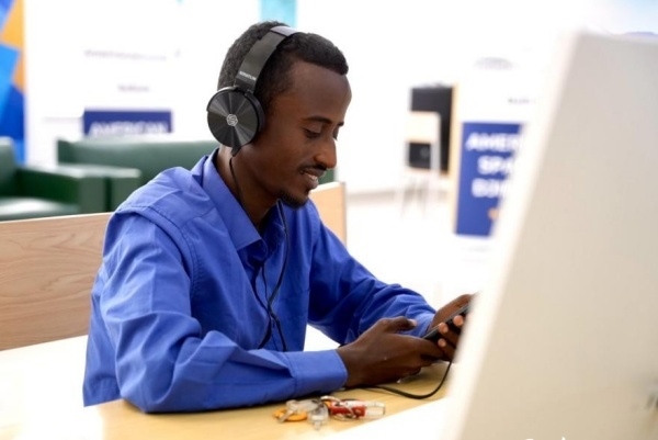 在明亮現(xiàn)代的信息技術閱覽室，當?shù)刈x者正在沉浸式學習，塔里克·易卜拉欣攝