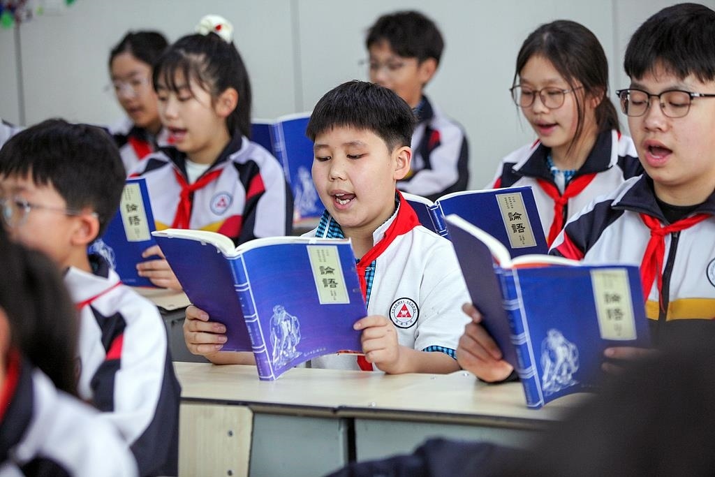 △2025年4月21日，河南焦作，學(xué)生們?cè)谡b讀《論語(yǔ)》。