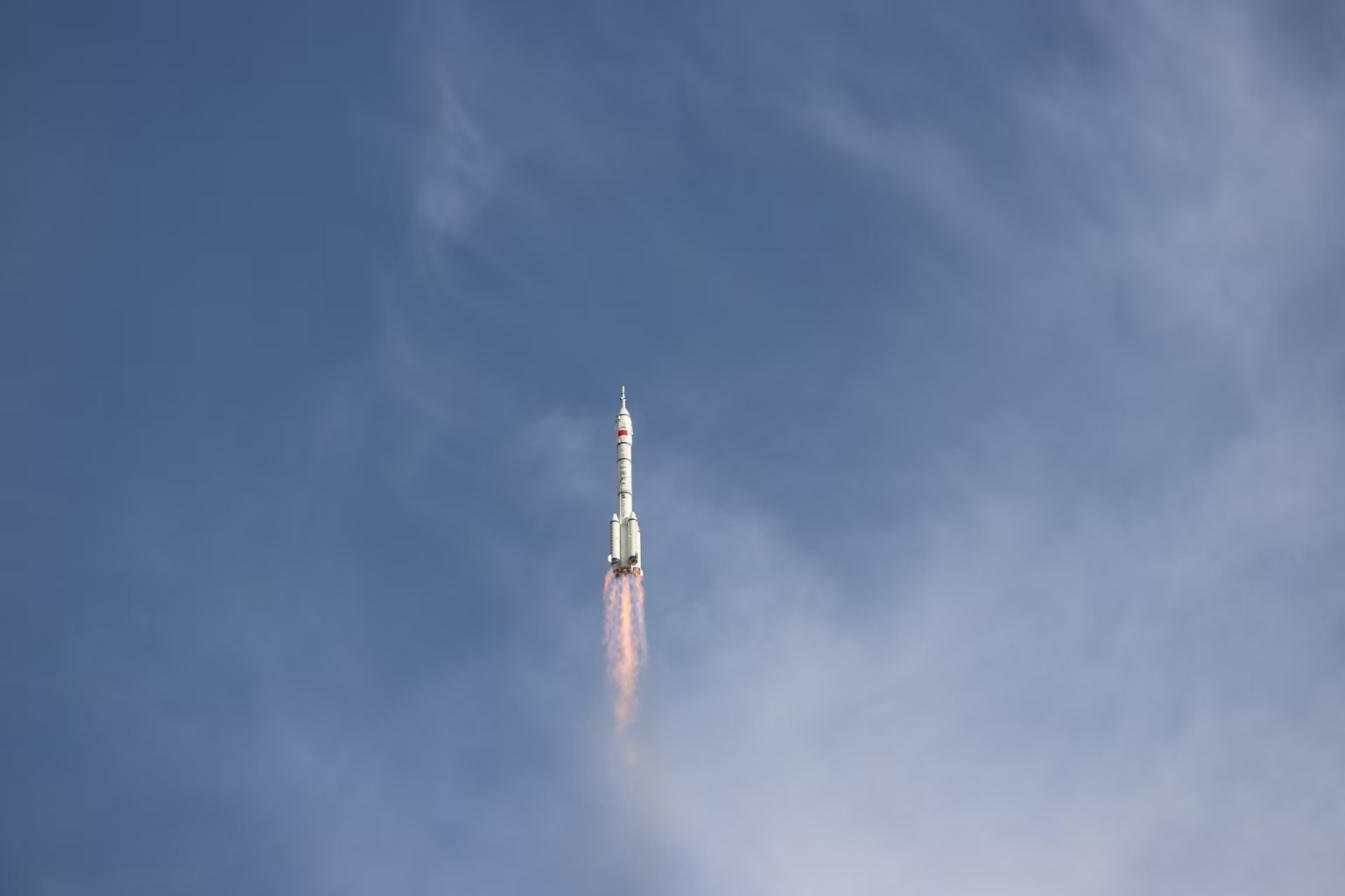 長征二號F遙二十運載火箭點火發(fā)射。人民網(wǎng)記者 黃帆攝