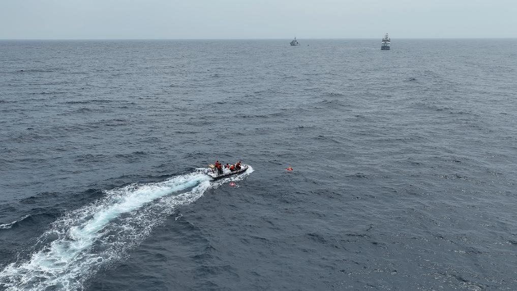 4月23日，中越海警開展海上聯(lián)合搜救演練，模擬營救落水人員。（中國海警供圖）