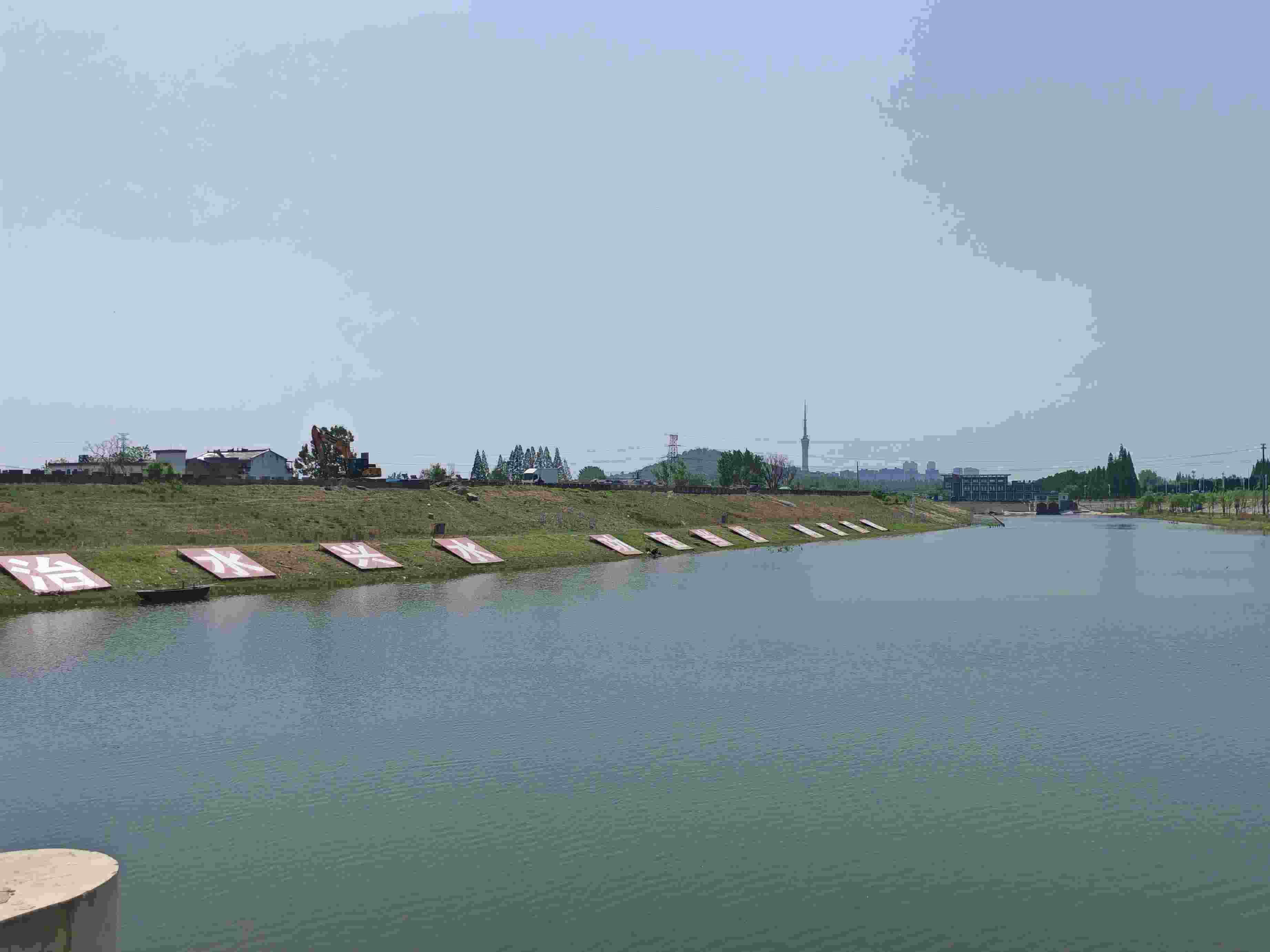 在龍子湖樞紐上眺望靚麗的淮河美景。人民網(wǎng)記者 王子鋒攝