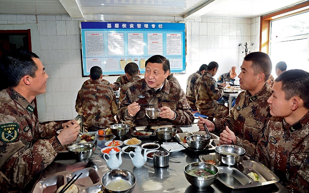 2014年1月26日，習(xí)近平主席專程來到內(nèi)蒙古軍區(qū)邊防某部，親切看望慰問戍邊官兵。這是在連隊(duì)食堂，習(xí)近平主席同戰(zhàn)士們一起用餐。