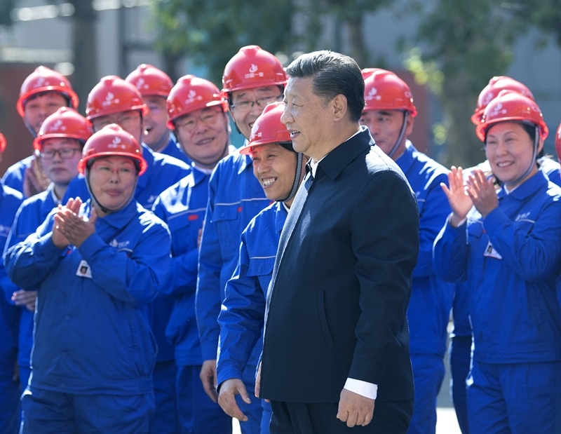 2018年9月26日，在中國一重集團，習(xí)近平總書記走到工人中間，同大家親切交流。