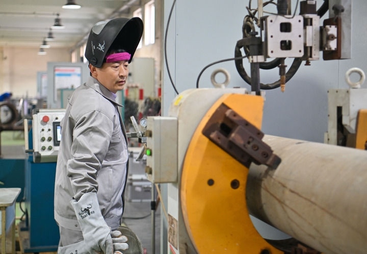 在中石化第四建設(shè)有限公司工匠學(xué)院，全國人大代表、中石化第四建設(shè)有限公司工匠學(xué)院焊接教練張振連操作自動焊機（2025年2月21日攝）。新華社記者 孫凡越 攝