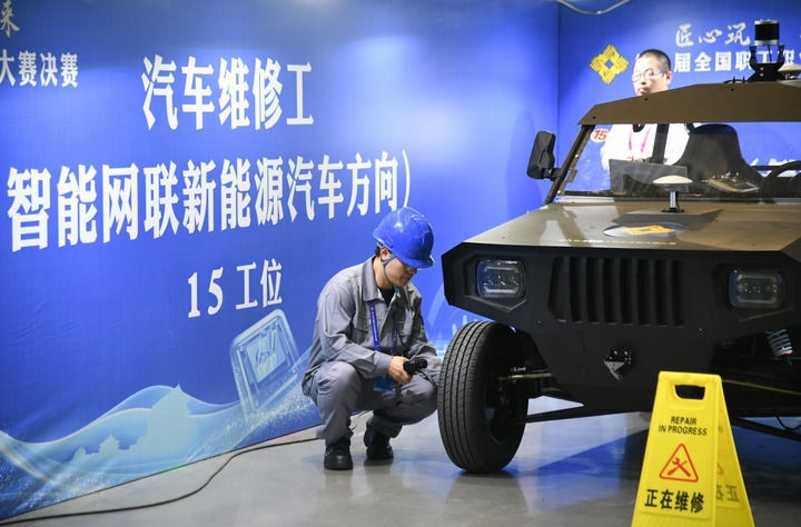 2024年9月11日，由全國總工會、人力資源和社會保障部等單位主辦的第八屆全國職工職業(yè)技能大賽決賽在陜西開幕。這是選手在位于西安國際會展中心的比賽場地參加汽車維修工（智能網(wǎng)聯(lián)新能源汽車方向）工種比賽。新華社記者 張博文 攝