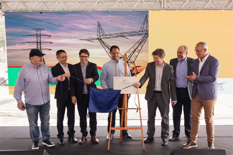 CPFL公司執(zhí)行副總裁弗拉維奧·恩里克·里貝羅（中）、CPFL輸電公司總裁李甫（左二）、南里奧格蘭德州州議員阿洛伊西奧·克拉斯曼（左一）、州長代表豪爾赫·波佐邦（右一）等出席投運儀式。 中國國家電網(wǎng)巴西電力CPFL公司供圖