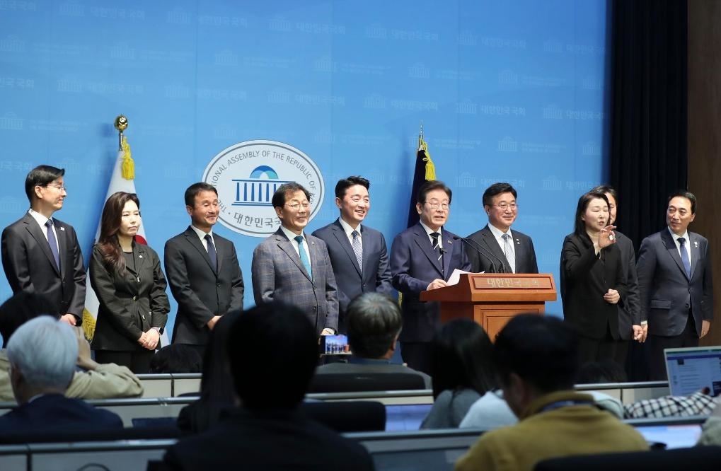 4月11日，李在明在韓國(guó)首爾舉行的新聞發(fā)布會(huì)上介紹他的總統(tǒng)競(jìng)選團(tuán)隊(duì)。新華社記者姚琪琳攝