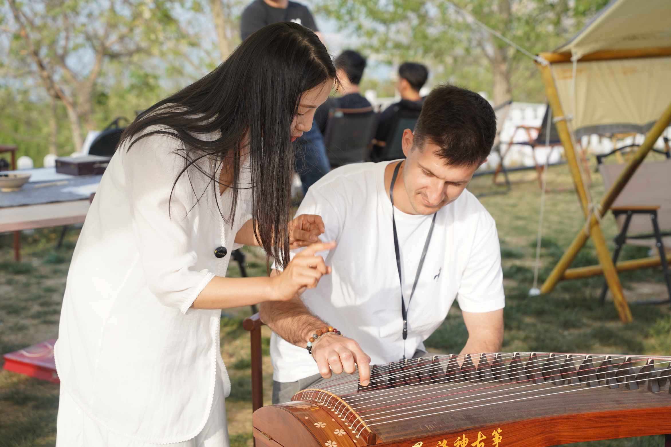 外媒體記者古箏體驗(yàn)。主辦方供圖