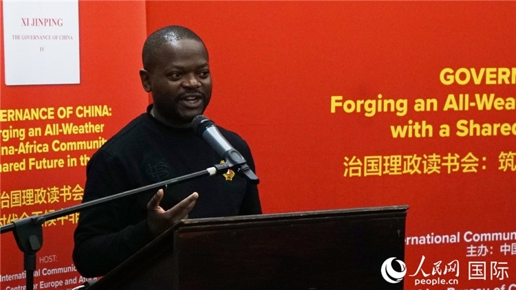 約翰內(nèi)斯堡大學(xué)非洲中國研究中心研究員葛迪恩·吉通加在讀書會上發(fā)言。人民網(wǎng) 劉暢攝