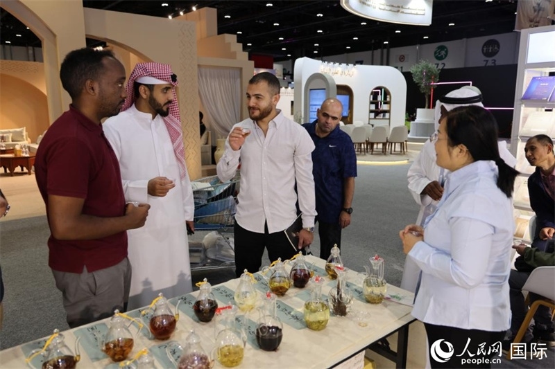 在“閱讀中國”館，當(dāng)?shù)刈x者通過品味中國茶，了解中國文化。人民網(wǎng)記者 張志文攝