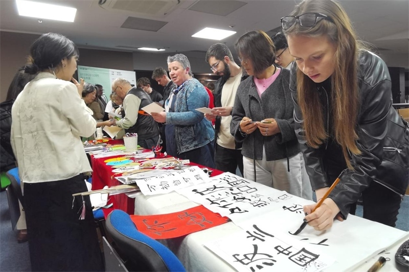 現(xiàn)場(chǎng)來(lái)賓體驗(yàn)中國(guó)傳統(tǒng)文化。中國(guó)駐波蘭大使館供圖。