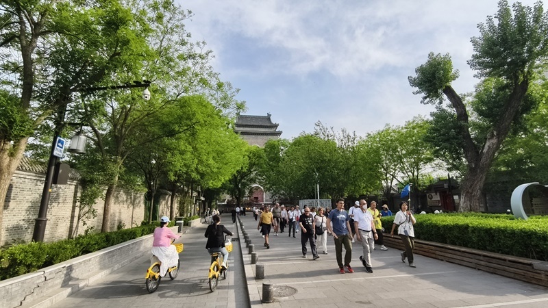 外國(guó)游客游覽北京鼓樓。人民網(wǎng)記者 李楠樺攝