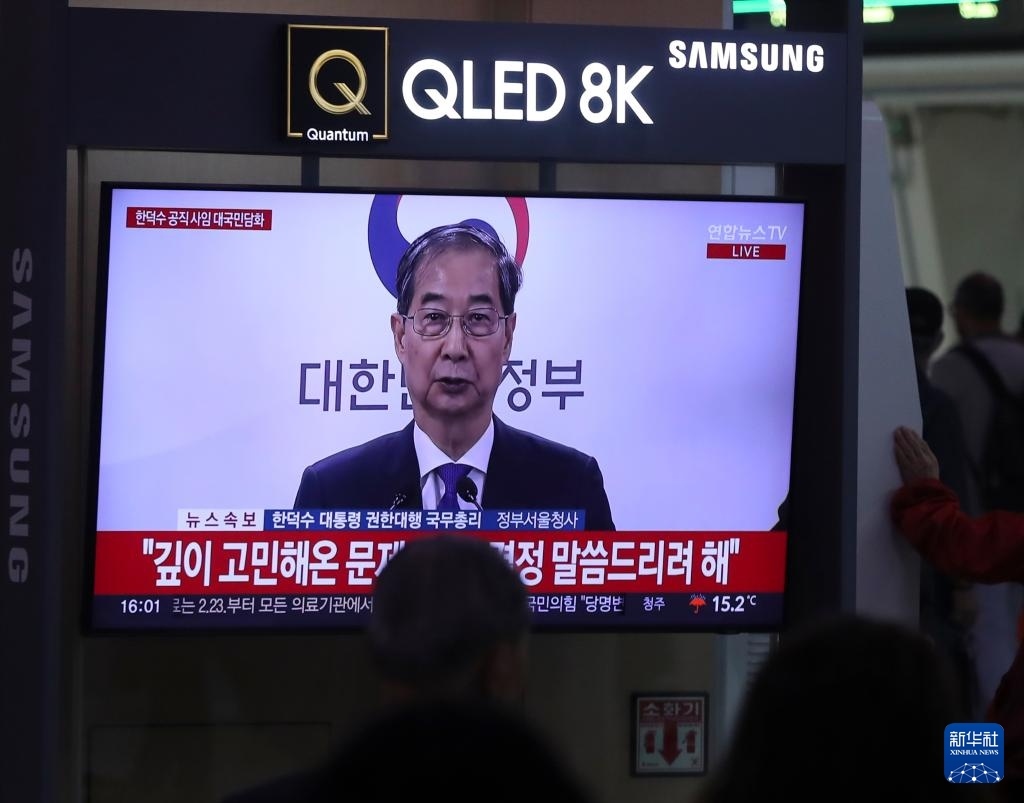 5月1日，在韓國(guó)首爾火車站，民眾觀看韓德洙辭職的新聞。新華社記者 姚琪琳 攝