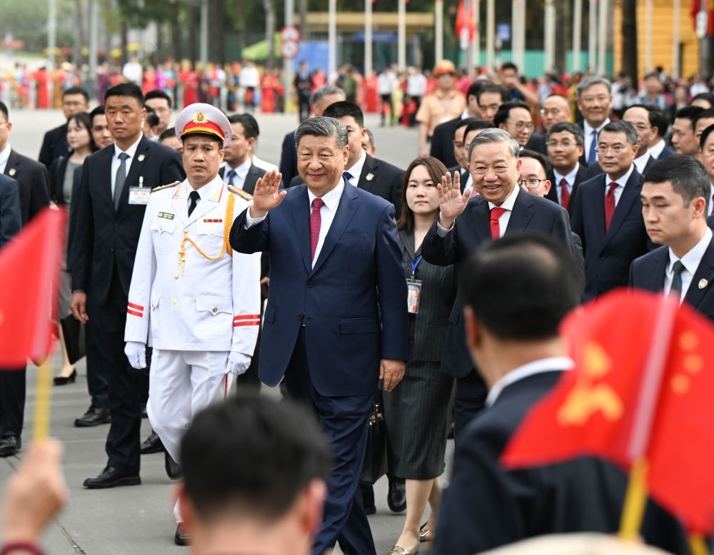 4月14日，中共中央總書記、國家主席習近平抵達河內(nèi)對越南進行國事訪問。當日下午，越共中央總書記蘇林為習近平舉行隆重歡迎儀式。這是歡迎儀式后，習近平和蘇林一同步行前往越共中央駐地舉行會談時，向歡迎人群揮手致意。新華社記者 張領(lǐng) 攝