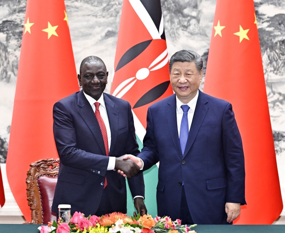 4月24日上午，國家主席習近平在北京人民大會堂同來華進行國事訪問的肯尼亞總統(tǒng)魯托舉行會談。這是習近平同魯托握手。新華社記者 岳月偉 攝