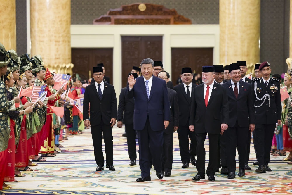 4月16日上午，馬來西亞最高元首易卜拉欣在馬來西亞國家王宮同中國國家主席習近平舉行會見。會見后，習近平出席易卜拉欣舉行的歡迎宴會。這是習近平向歡迎人群揮手致意。新華社記者 黃敬文 攝