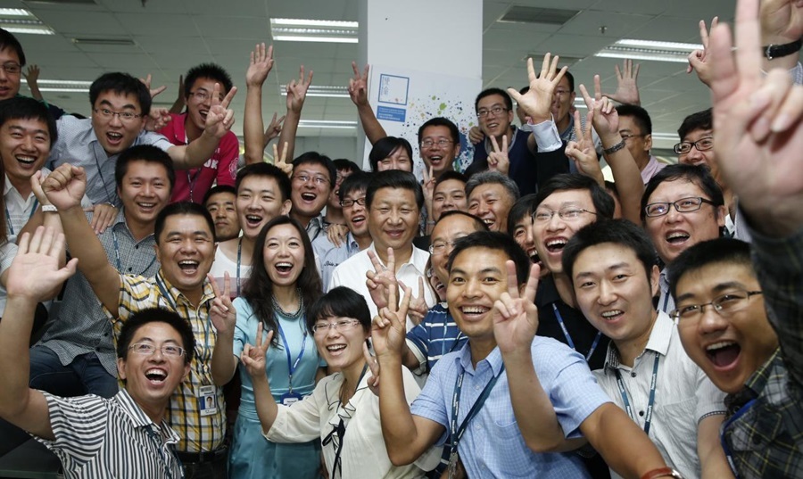 2013年8月29日，習(xí)近平總書記在東軟集團(tuán)（大連）有限公司同年輕員工親切合影。新華社記者 鞠鵬 攝