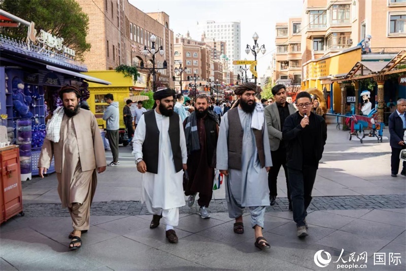 代表團在新疆國際大巴扎參觀。人民網記者 章凱風攝