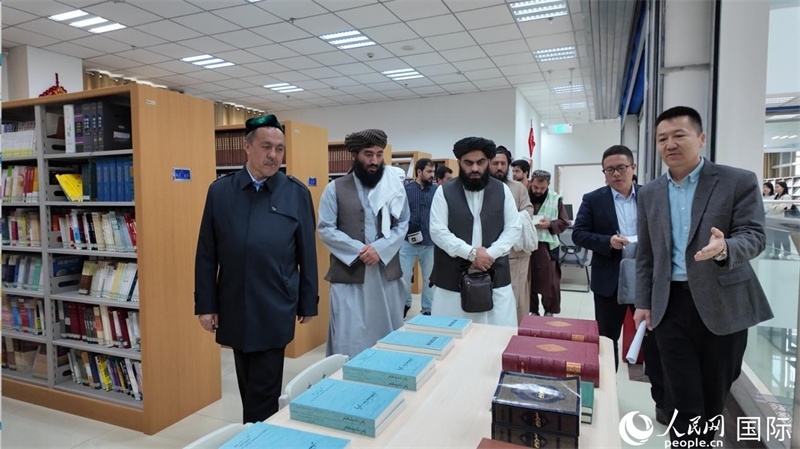 代表團在新疆伊斯蘭教經學院圖書館參觀。人民網記者 章凱風攝